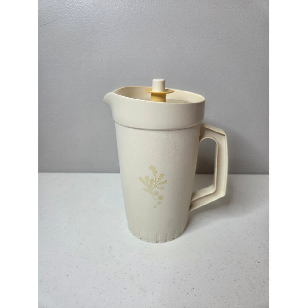 Vintage Tupperware 1 Qt Pitcher Almond Harvest Gold Push Button Lid 874-14